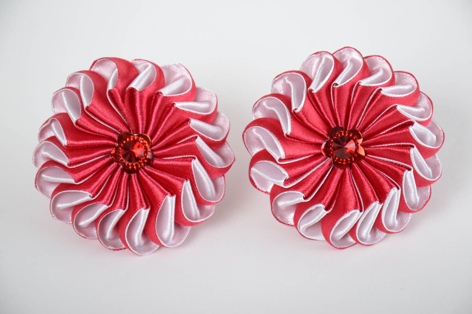 Schöne rote Haargummis mit Blumen aus Atlasbändern handmade Schmuck Set 2 foto 5