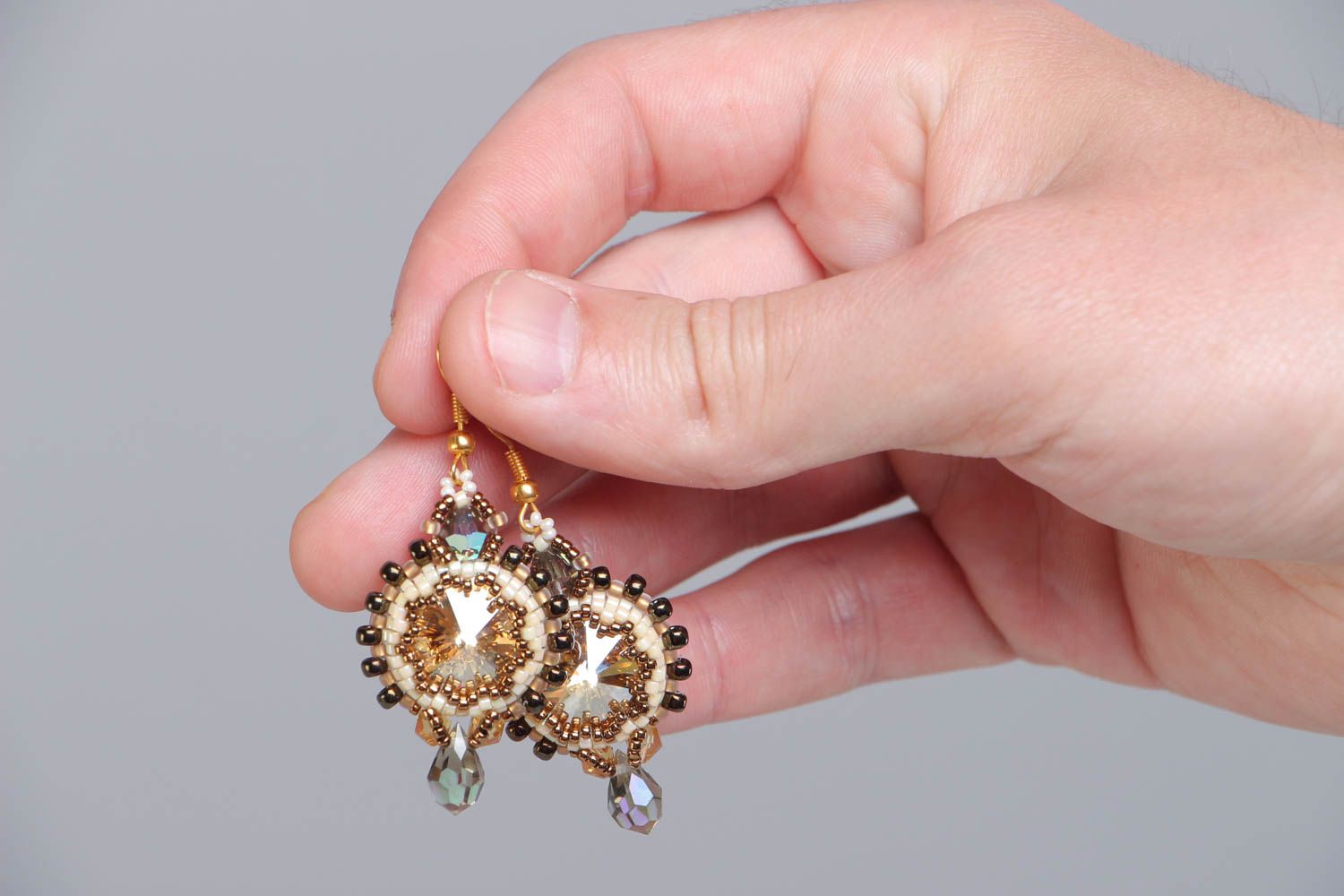 Boucles d'oreilles artisanales faites main en perles de rocaille et cristaux photo 5