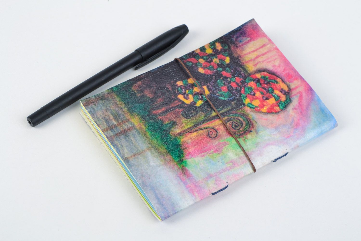 Bloc de notas artesanal con dibujo de autor con hojas de varios colores foto 5