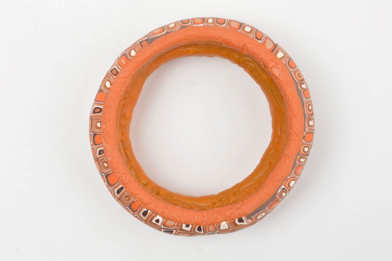 Цельный наручный браслет ручной работы из полимерной глины оранжевый с узорами фото 2