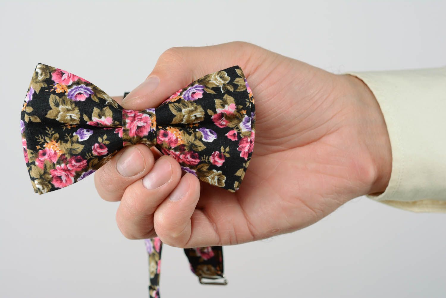 Gravata-borboleta feita à mão com rosas foto 5