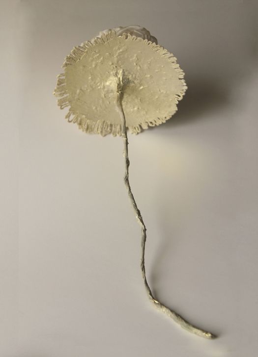 Цветок из органзы и кристалона ручной работы для декора дома белый с кремовым фото 3