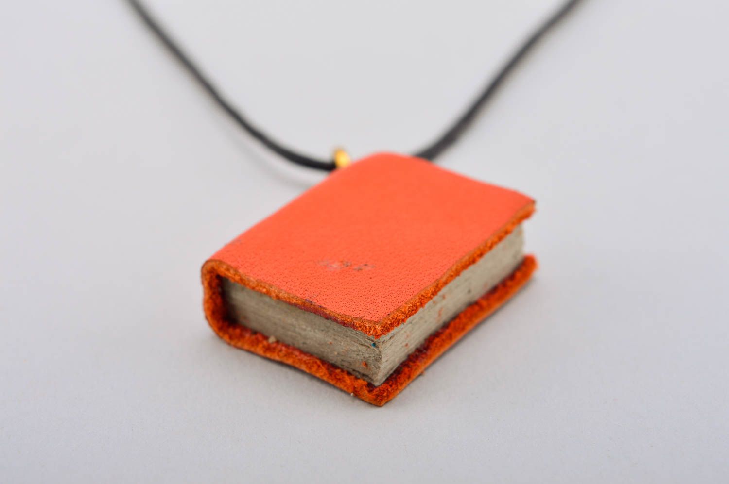 Pendentif livre orange Bijou fait main en cuir et carton sur cordon Cadeau femme photo 4