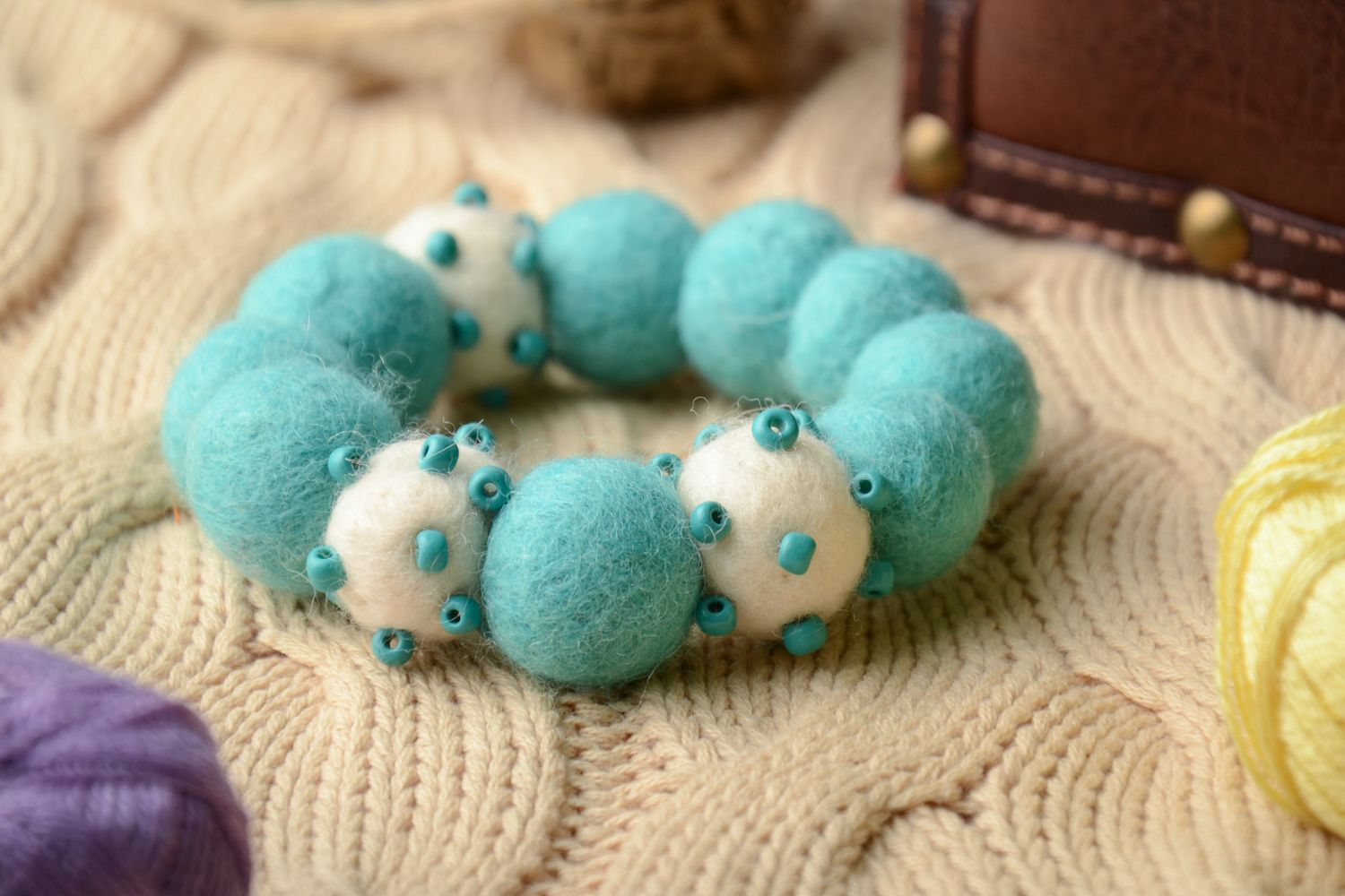 Bracelet fait main de perles en laine et plastique turquoises photo 1