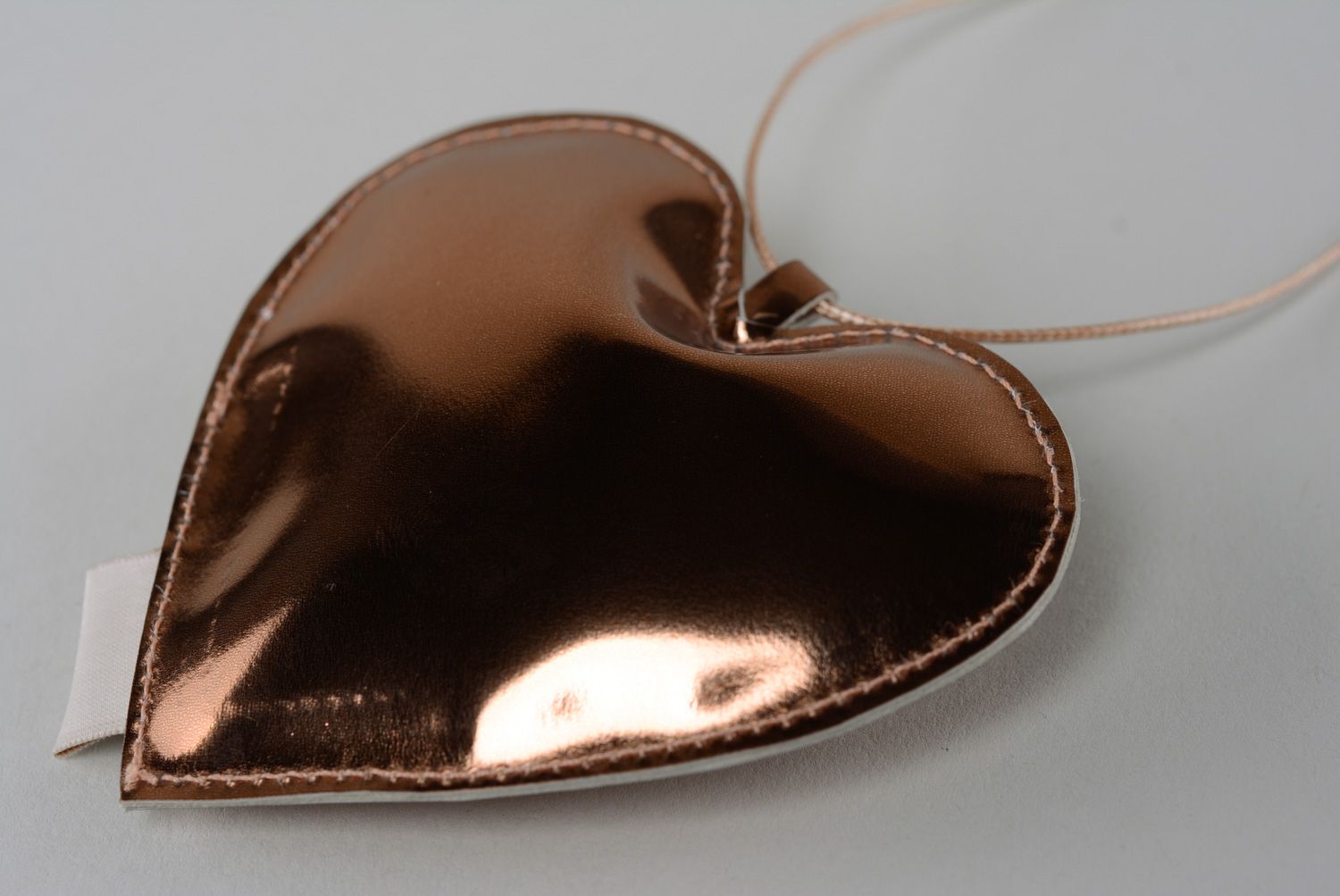 Grand porte-clés en cuir naturel fait main en forme de coeur original design photo 3