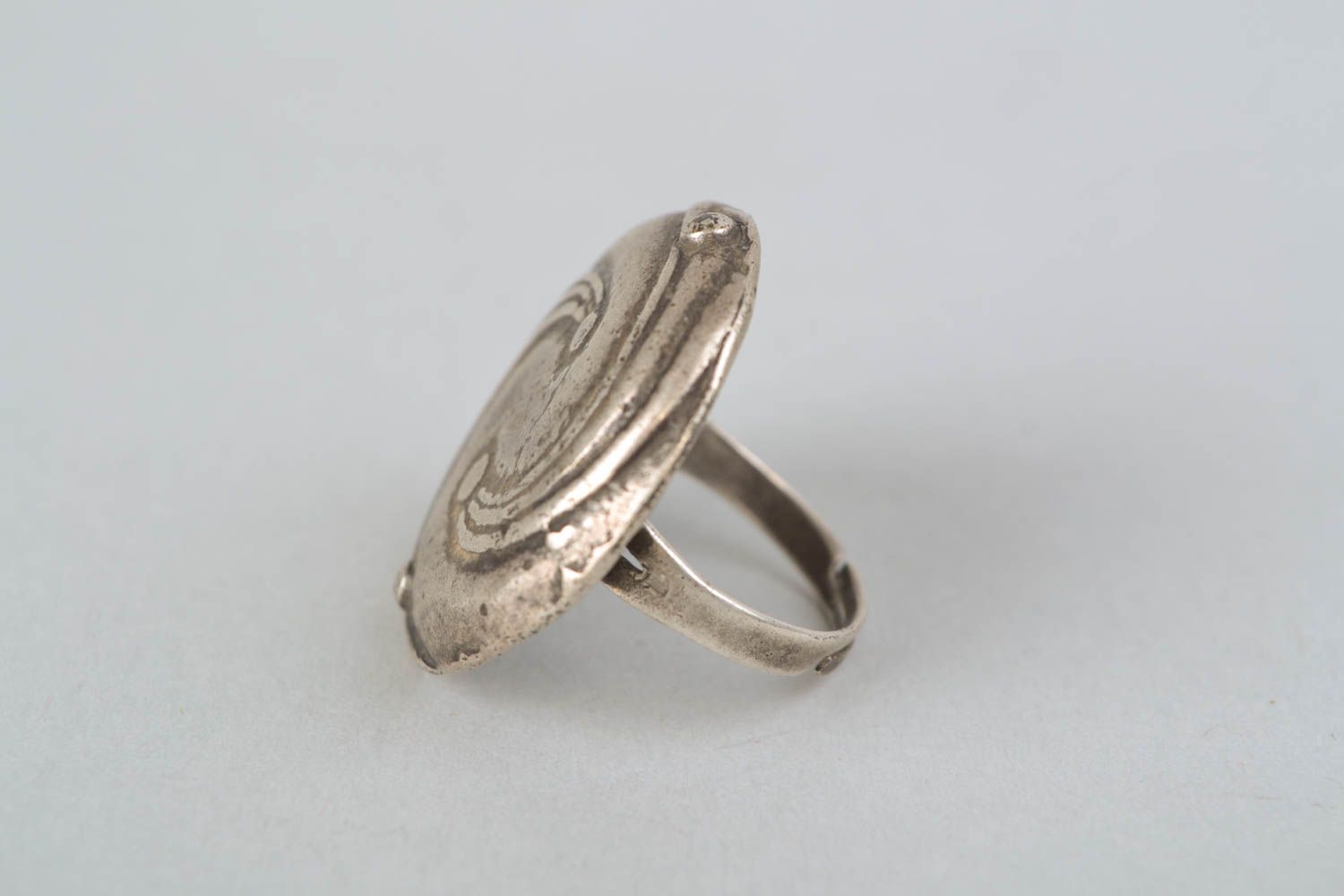 Runder handmade Ring aus Metall foto 3