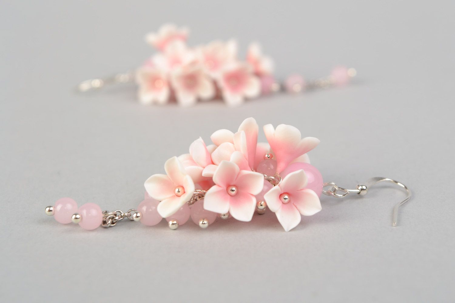 Оригинальные серьги цветы из полимерной глины ручной работы розовые с бусинами фото 5