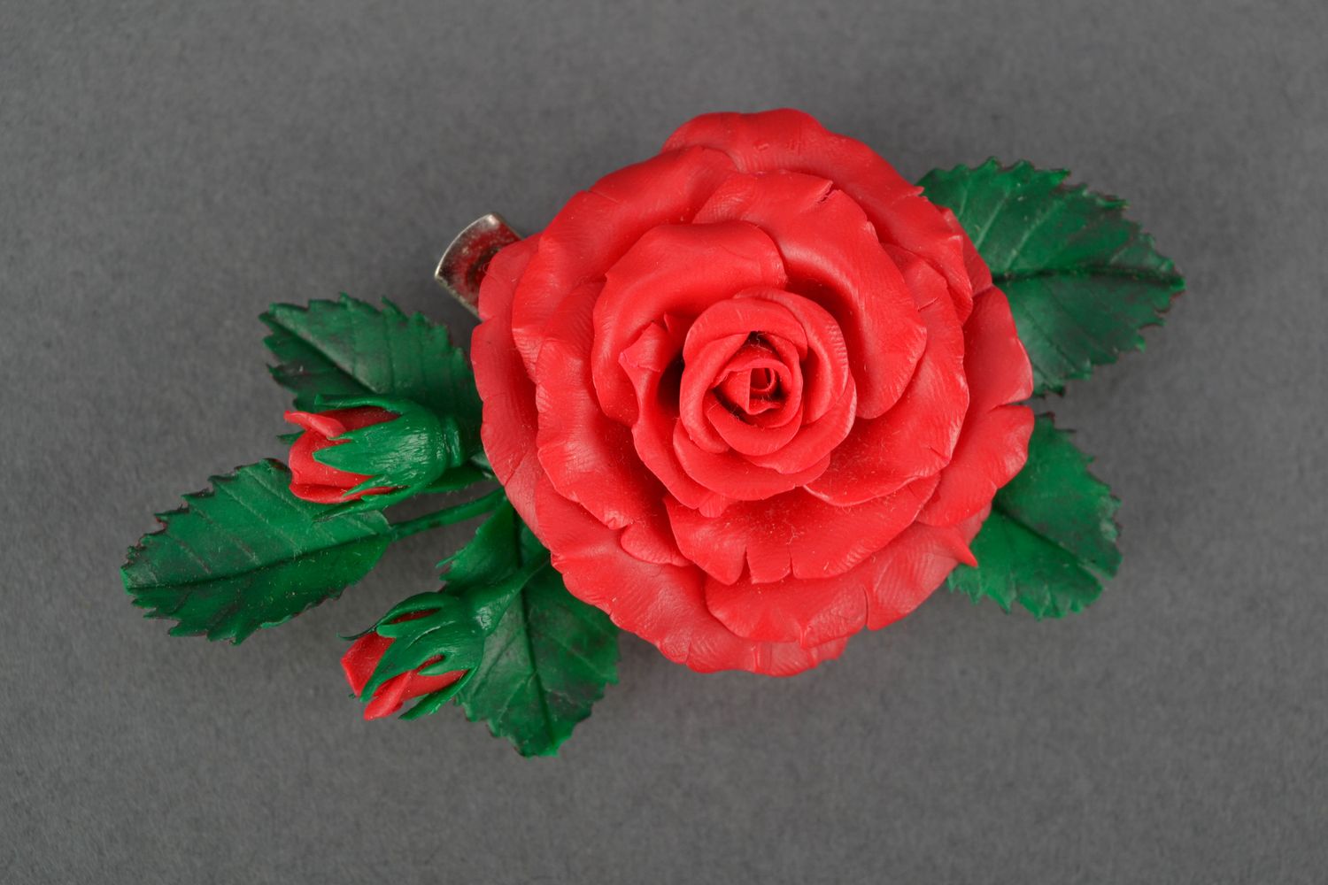 Заколка-брошь из полимерной глины в виде розы фото 3