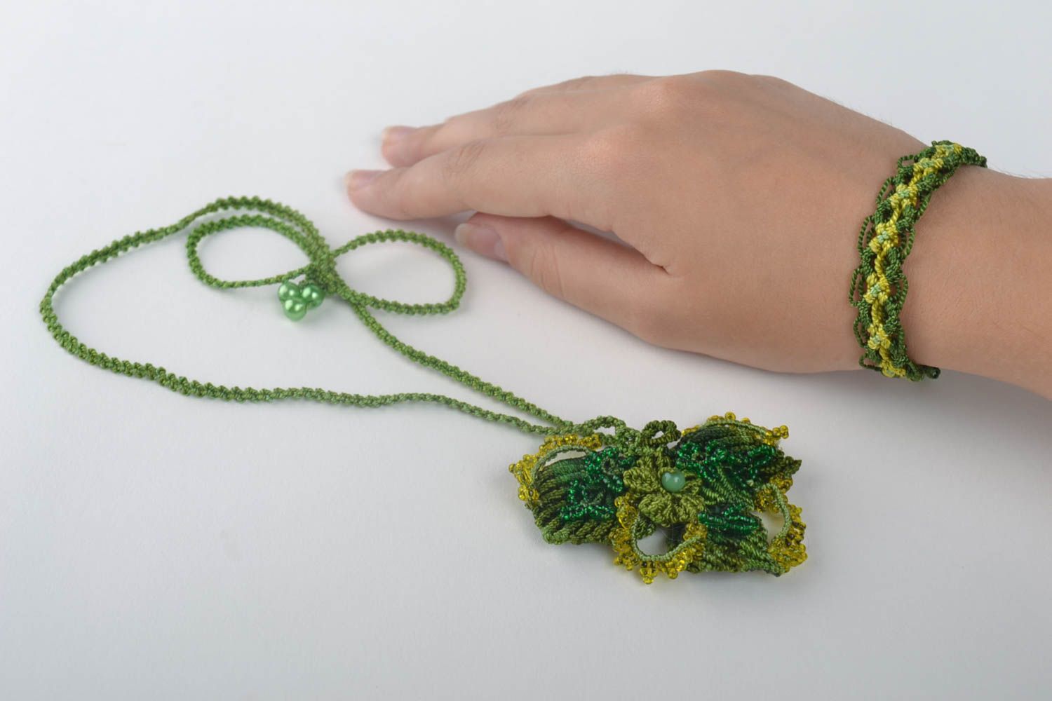 Pendentif macramé Bracelet textile Bijou fait main tons verts Bijoux originaux photo 5
