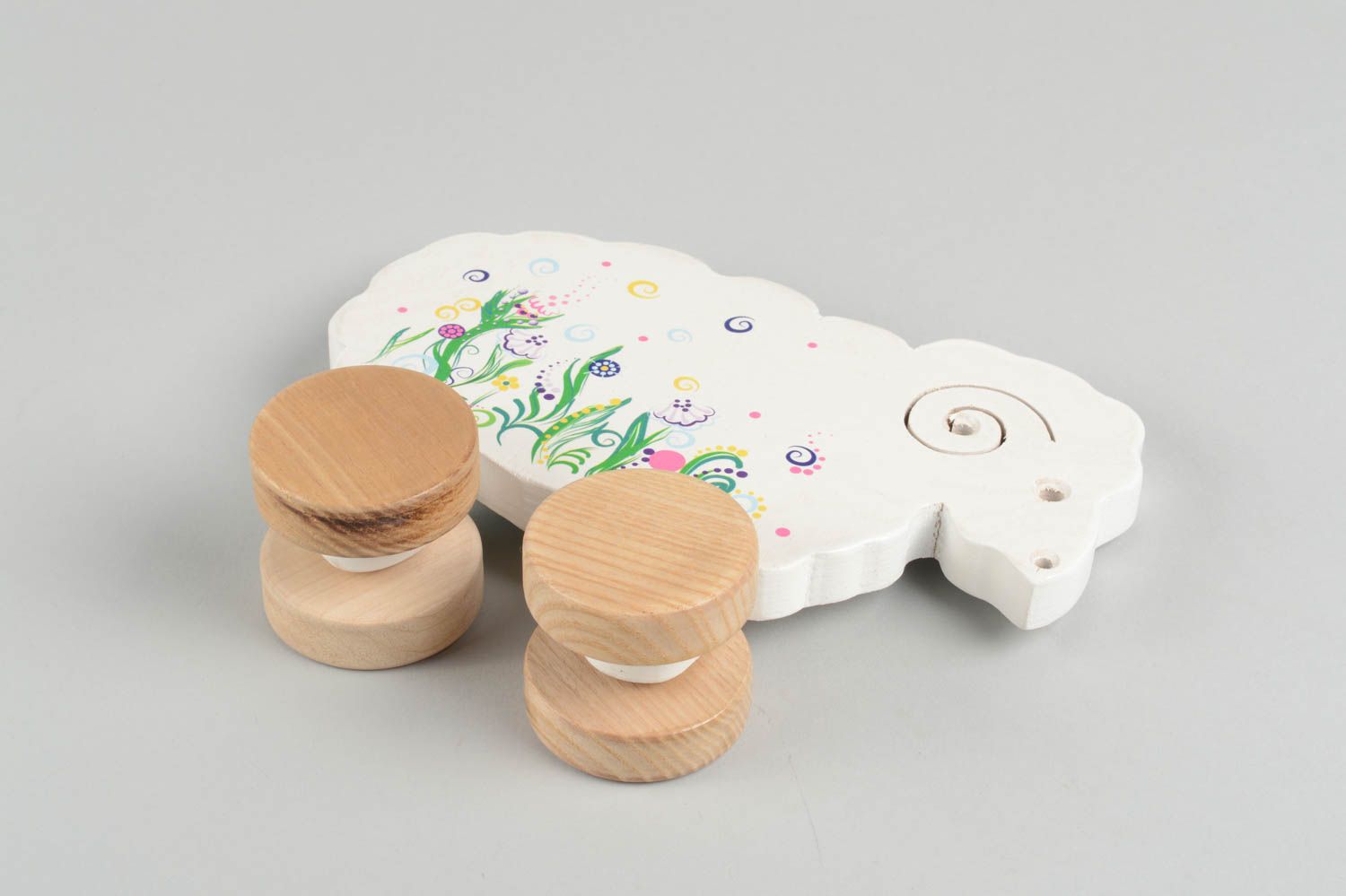 Игрушка ручной работы игрушка из дерева белая овечка красивая игрушка-каталка фото 4