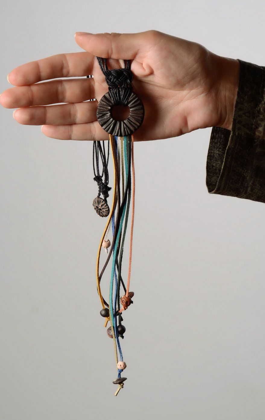 Collier pendentif fait main du style ethnique cuir, argile photo 5
