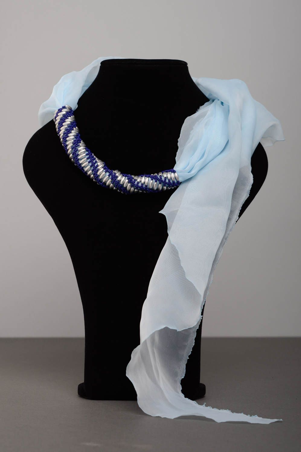 Держатель для шарфа из бисера фото 2