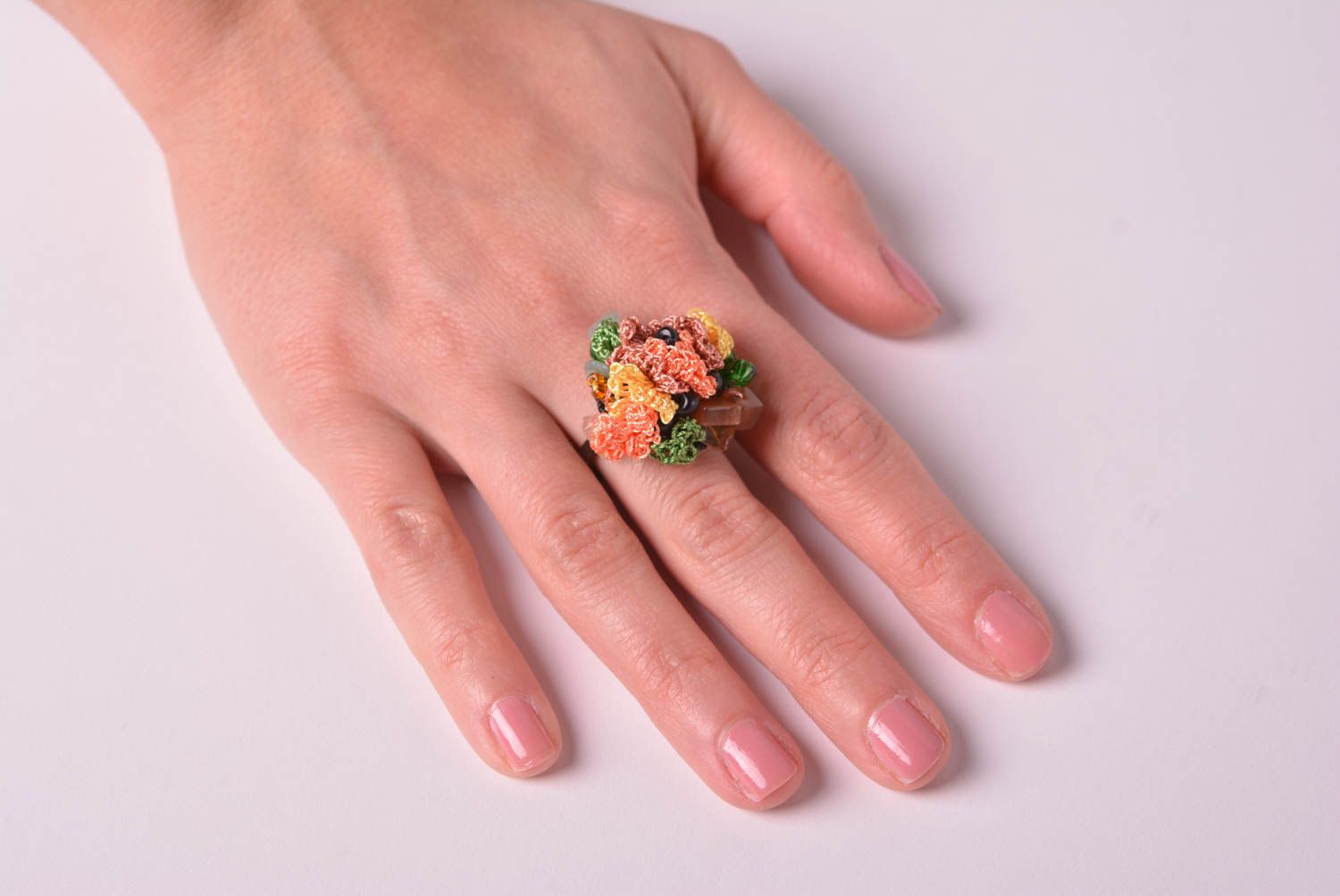 Вязаное украшение кольцо ручной работы бижутерия кольцо с бисером и камнями фото 1