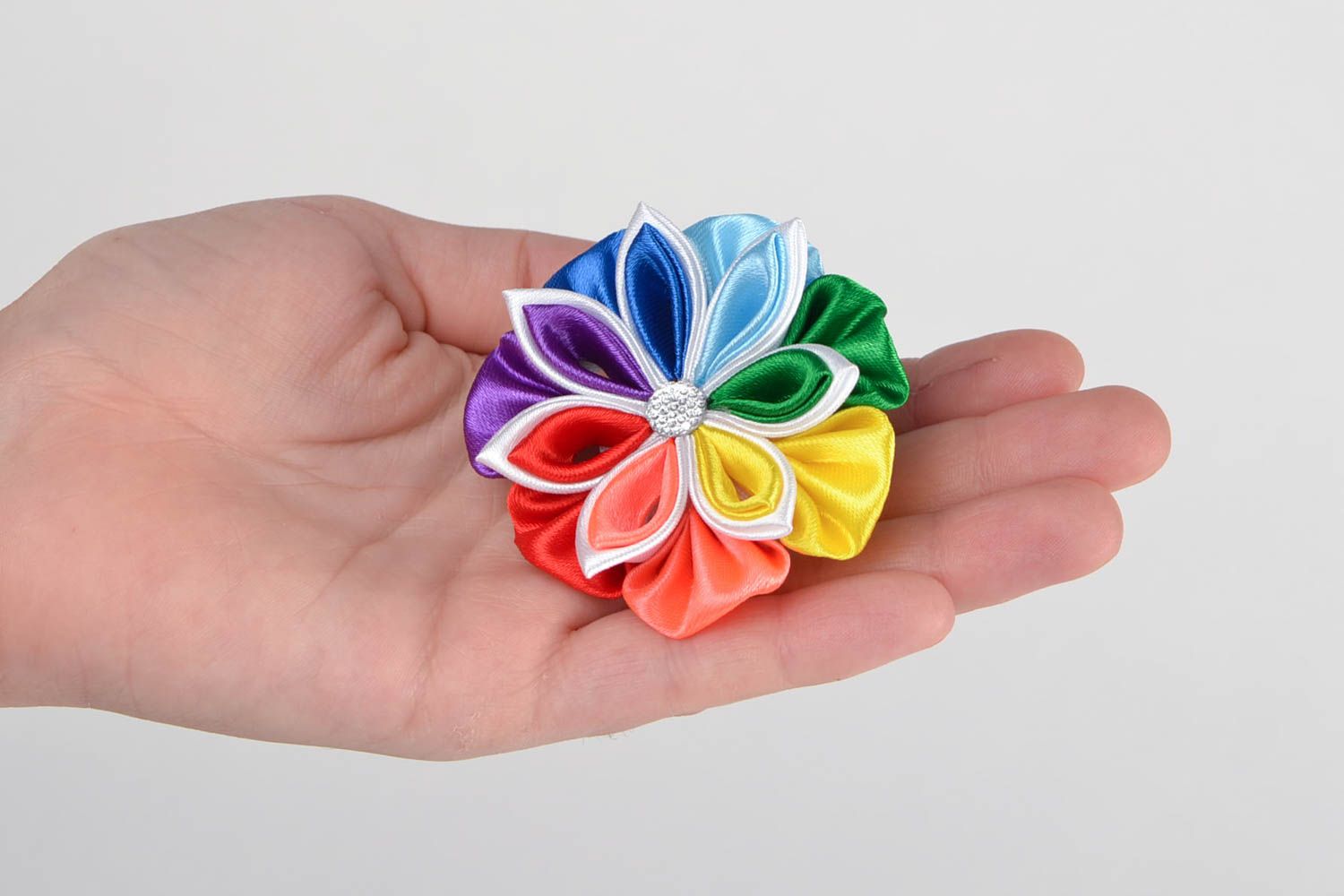 Резинка из лент канзаши разноцветная небольшая красивая детская ручной работы фото 2