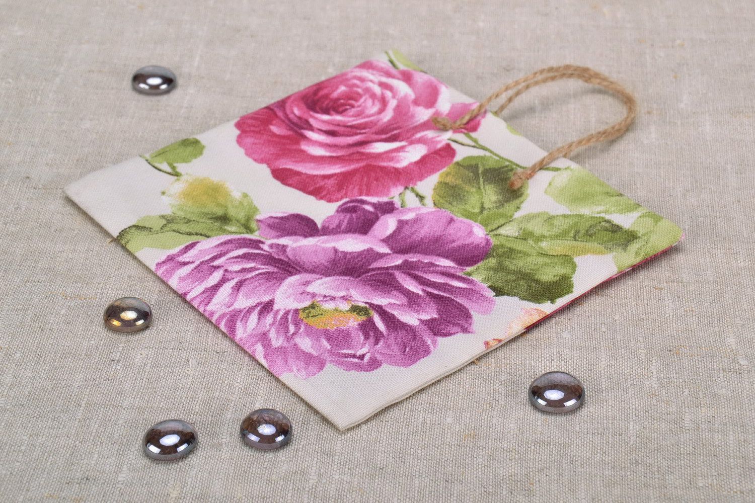 Paquet cadeau en coton avec dessin floral   photo 1