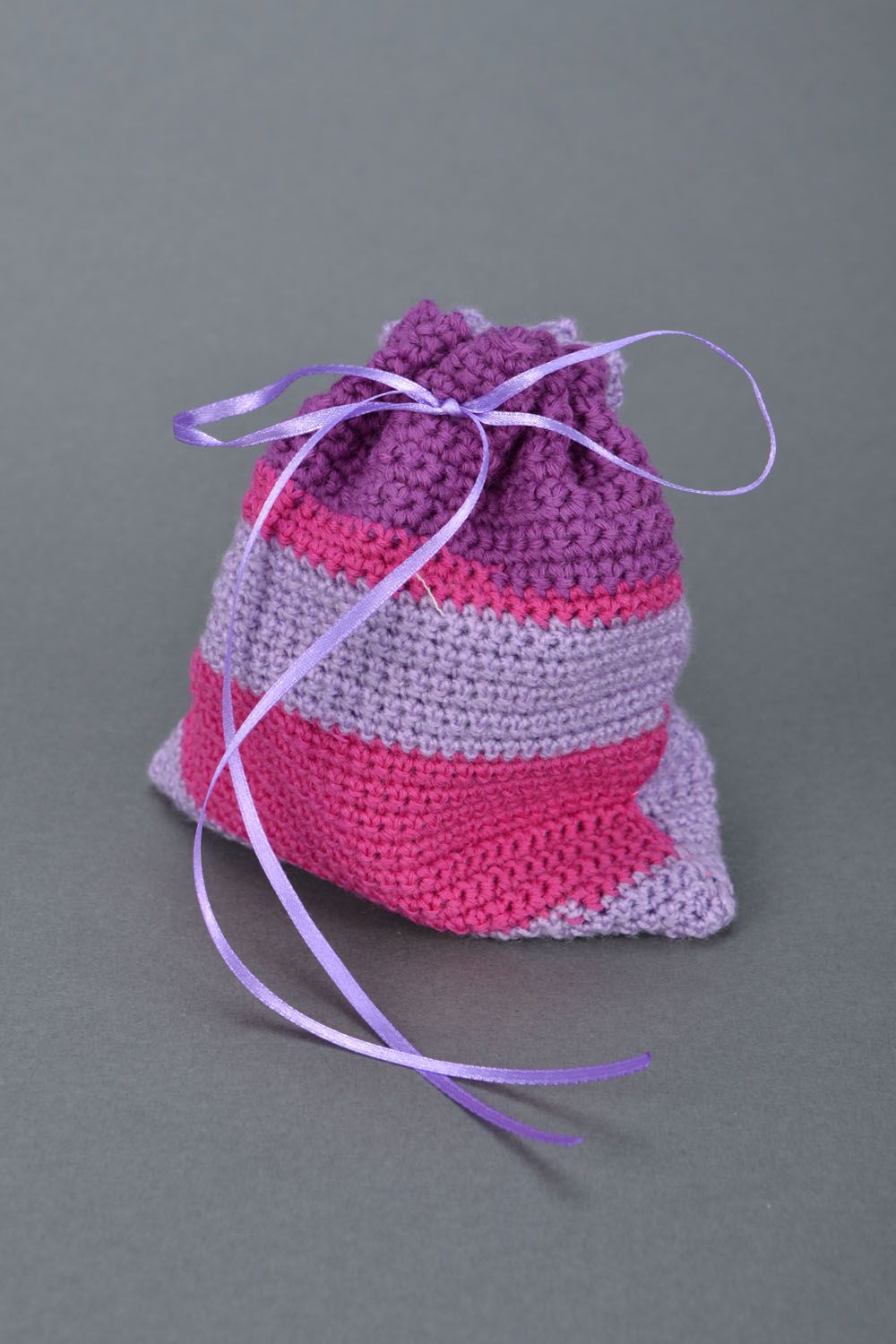 Sachet cadeau tricoté au crochet violet-framboise  photo 5