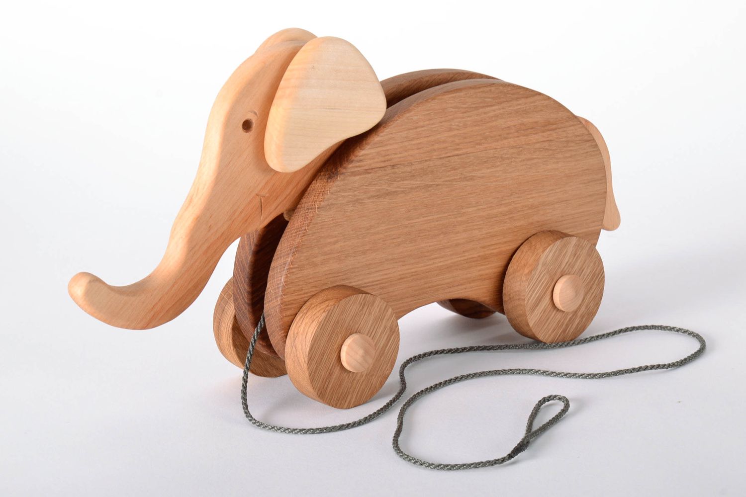 Elefant aus Holz mit Rädern foto 2