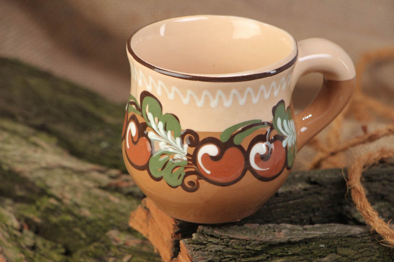 Красивая чашка расписанная глазурью керамическая ручной работы для кофе и чая фото 1