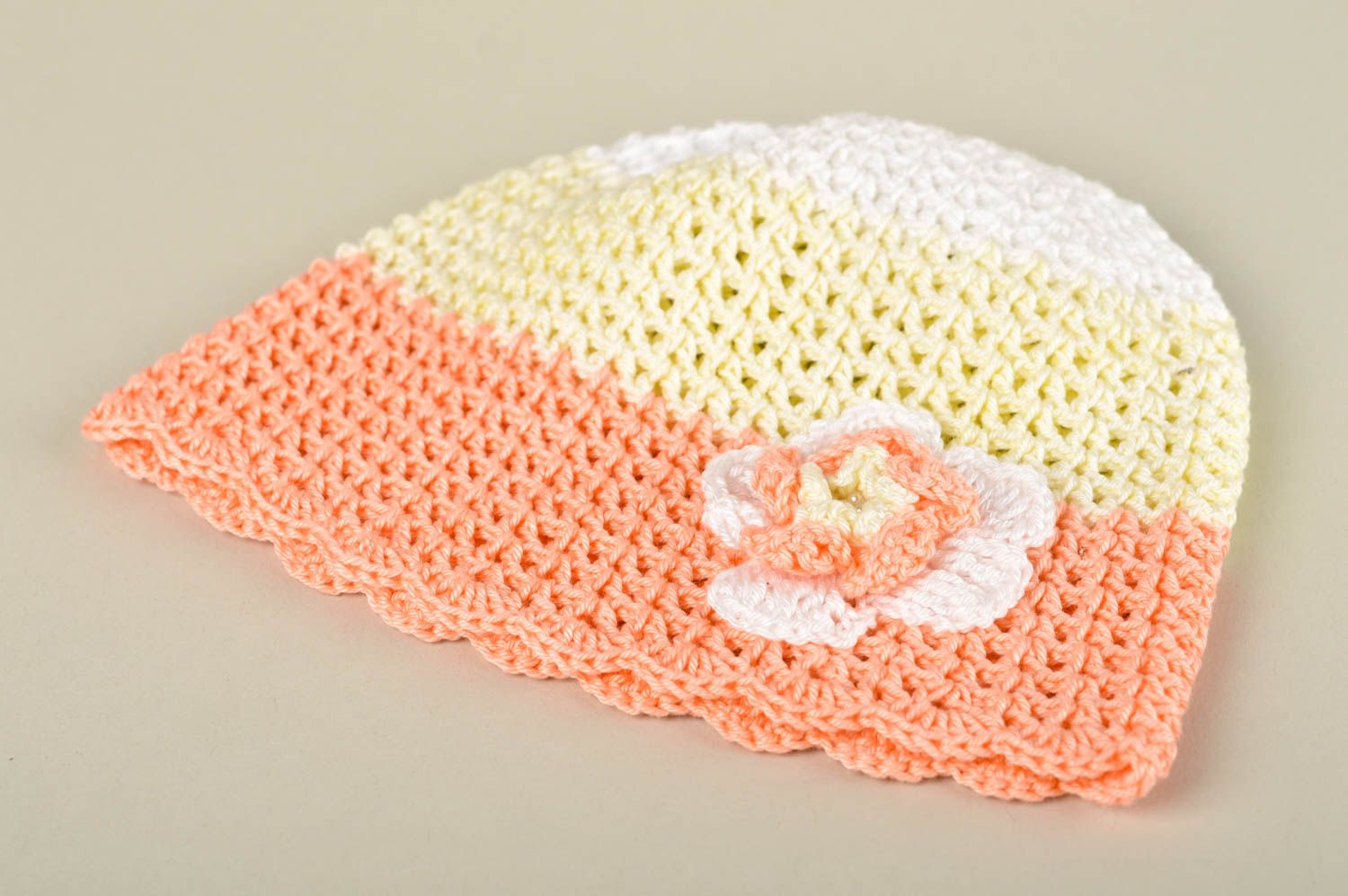 Bonnet avec fleur fait main Bonnet fille tricoté au crochet Vêtement enfant photo 1