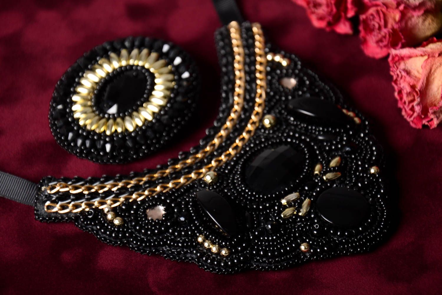 Комплект украшений ручной работы оригинальная брошь и бисерное ожерелье черные фото 1