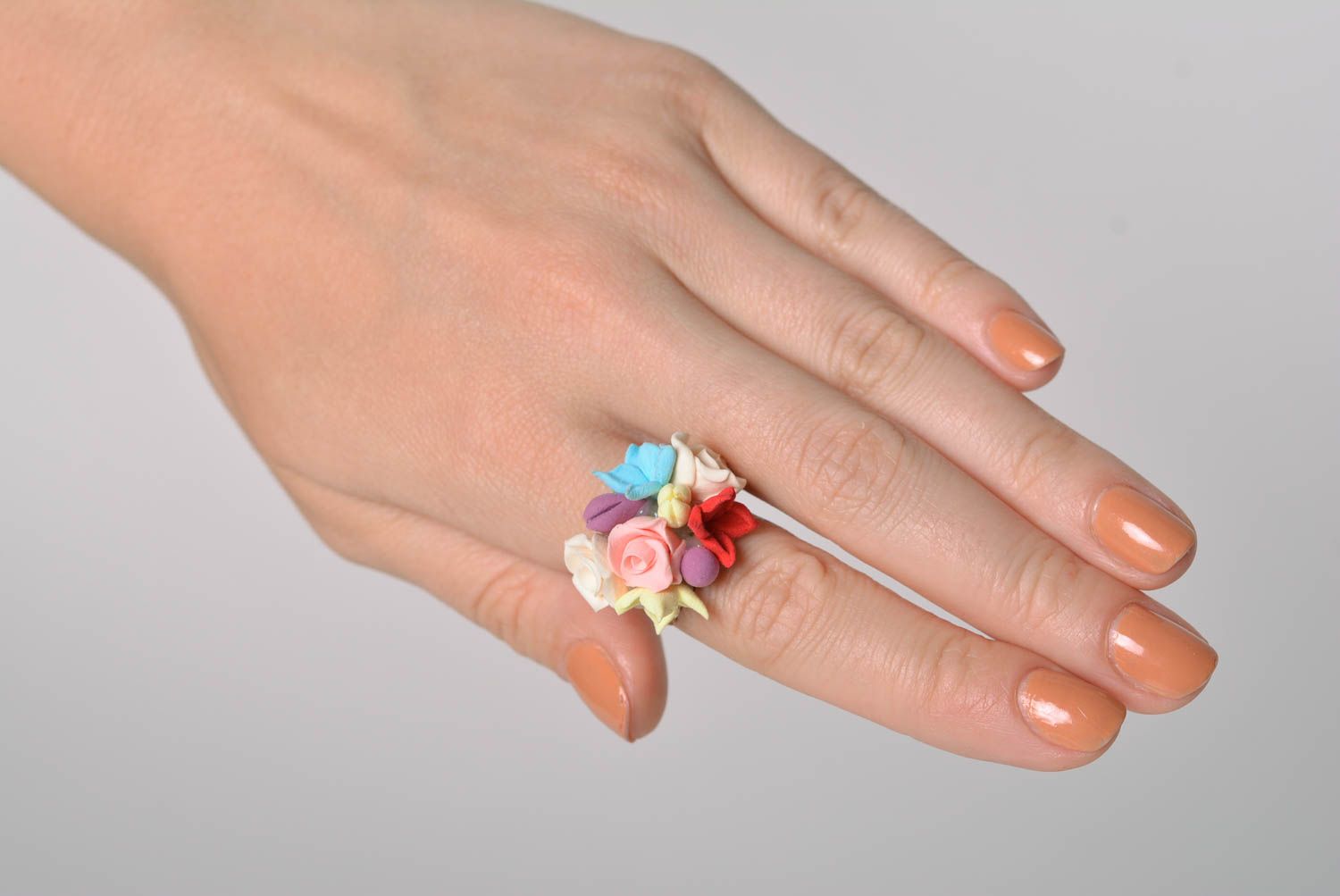 Кольцо из полимерной глины ручной работы красивое с цветами женское нежное фото 4