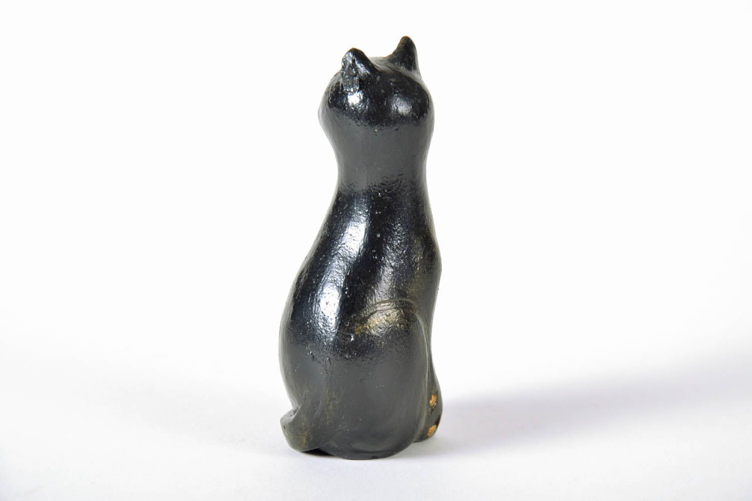 Figurilla cerámica hecha a mano en forma de gata foto 3