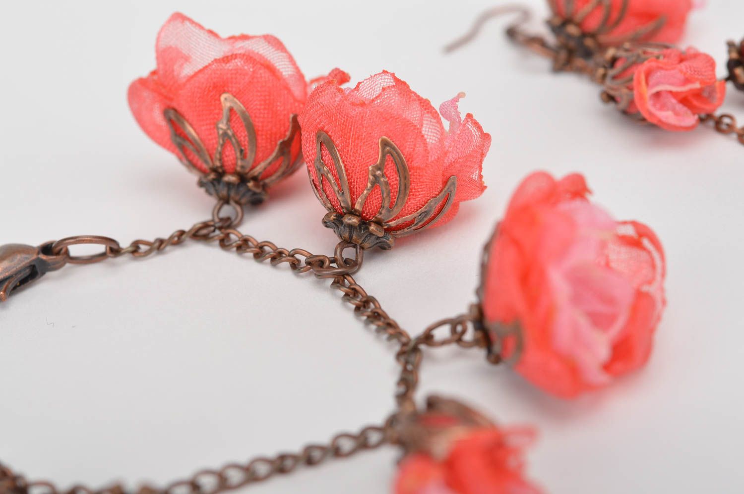 Parure bijoux Bracelet fait main Boucles d'oreilles pendantes fleurs rouges photo 3