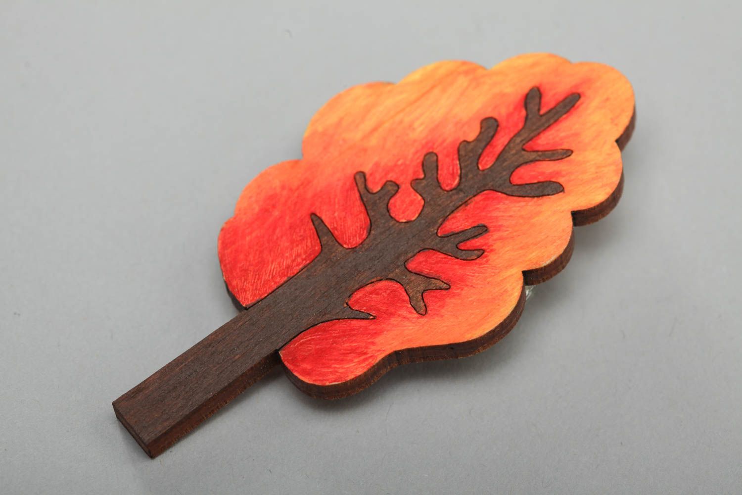 Broche en bois peinte de couleurs acryliques faite main en forme d'arbre photo 2