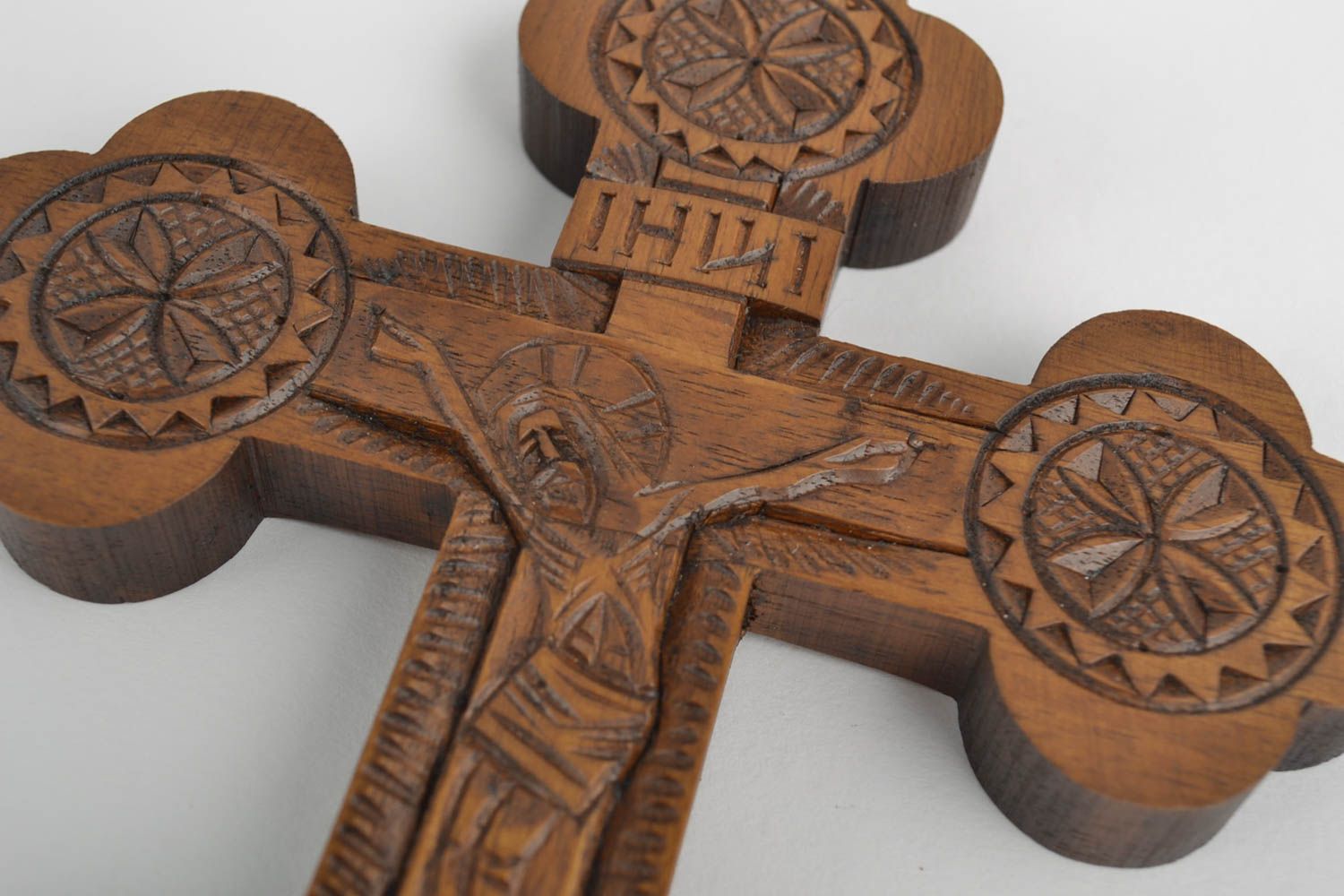 Крест ручной работы резной крест из дерева крест с распятием украшение на стену фото 3