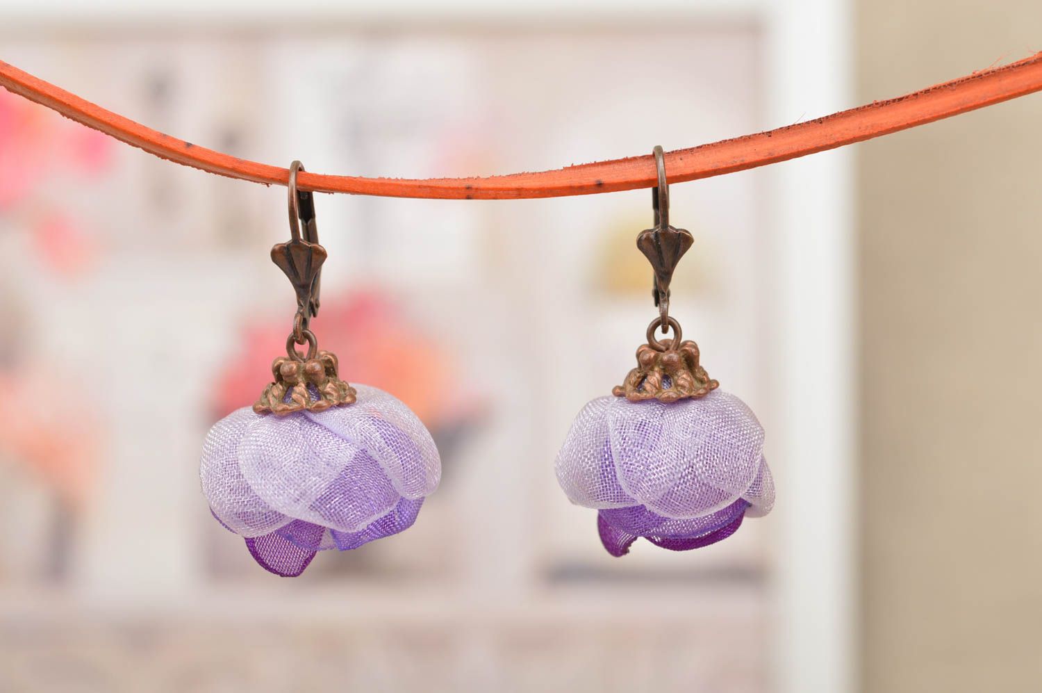 Boucles d'oreilles pendantes Bijou fait main fleurs violettes Accessoire femme photo 1