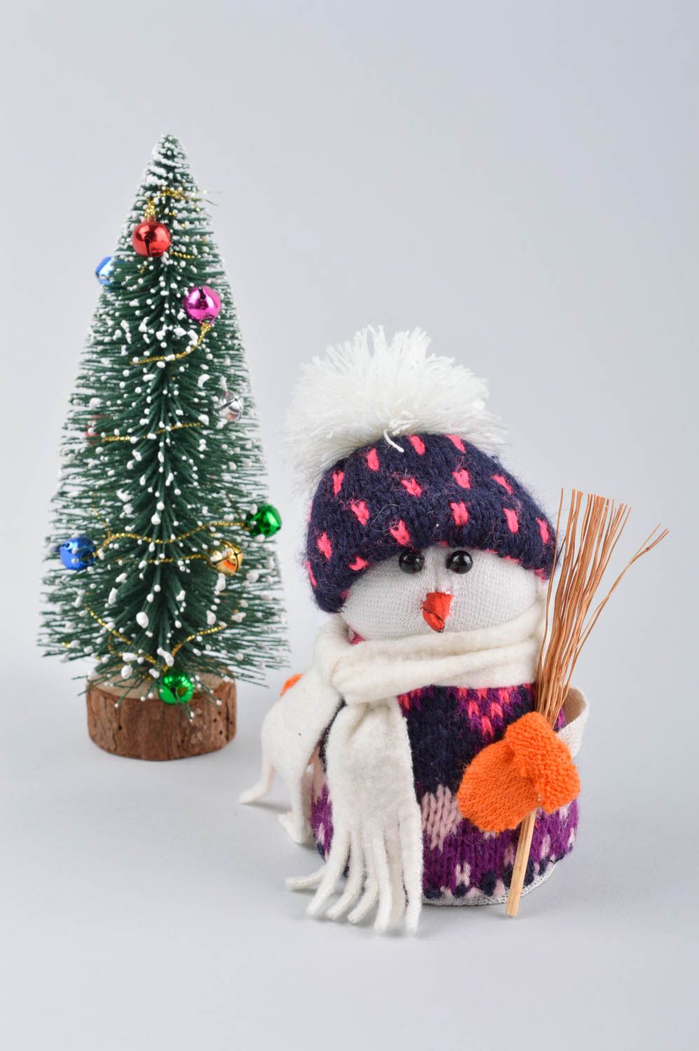 Новогодняя игрушка хэнд мэйд игрушка снеговик интерьерная игрушка с петелькой фото 1