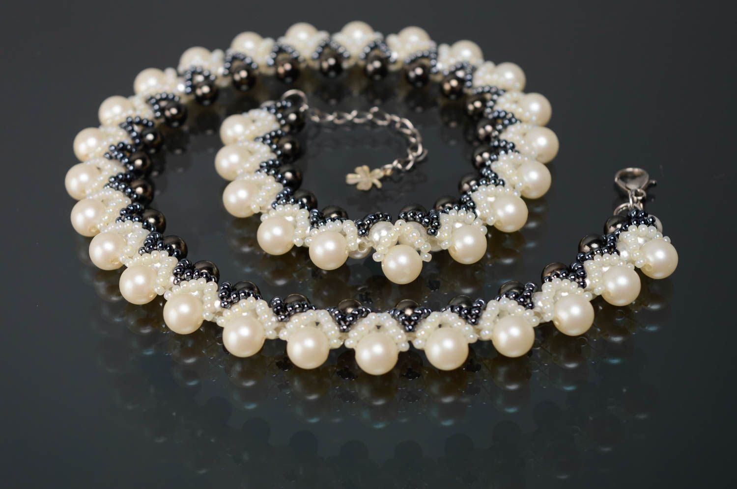 Beaded necklace with artificial pearls photo 2