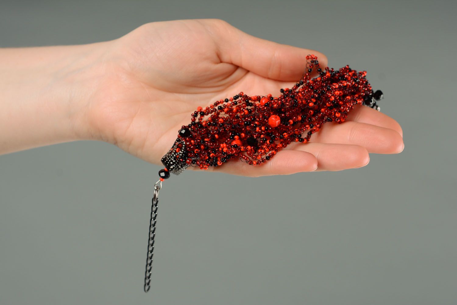 Bracelet en perles de rocaille Rouge sur noir fait main photo 5