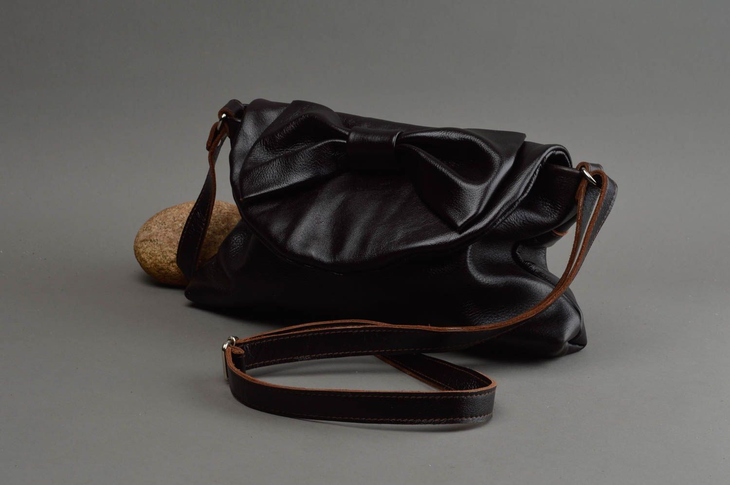 Красивая черная сумка через плечо из натуральной кожи ручной работы Бантик  фото 1