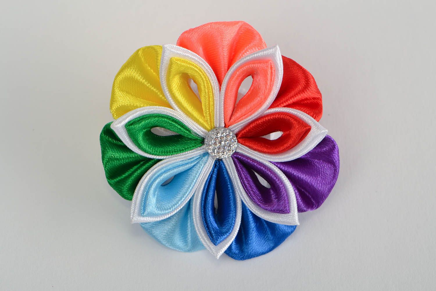 Резинка из лент канзаши разноцветная небольшая красивая детская ручной работы фото 3