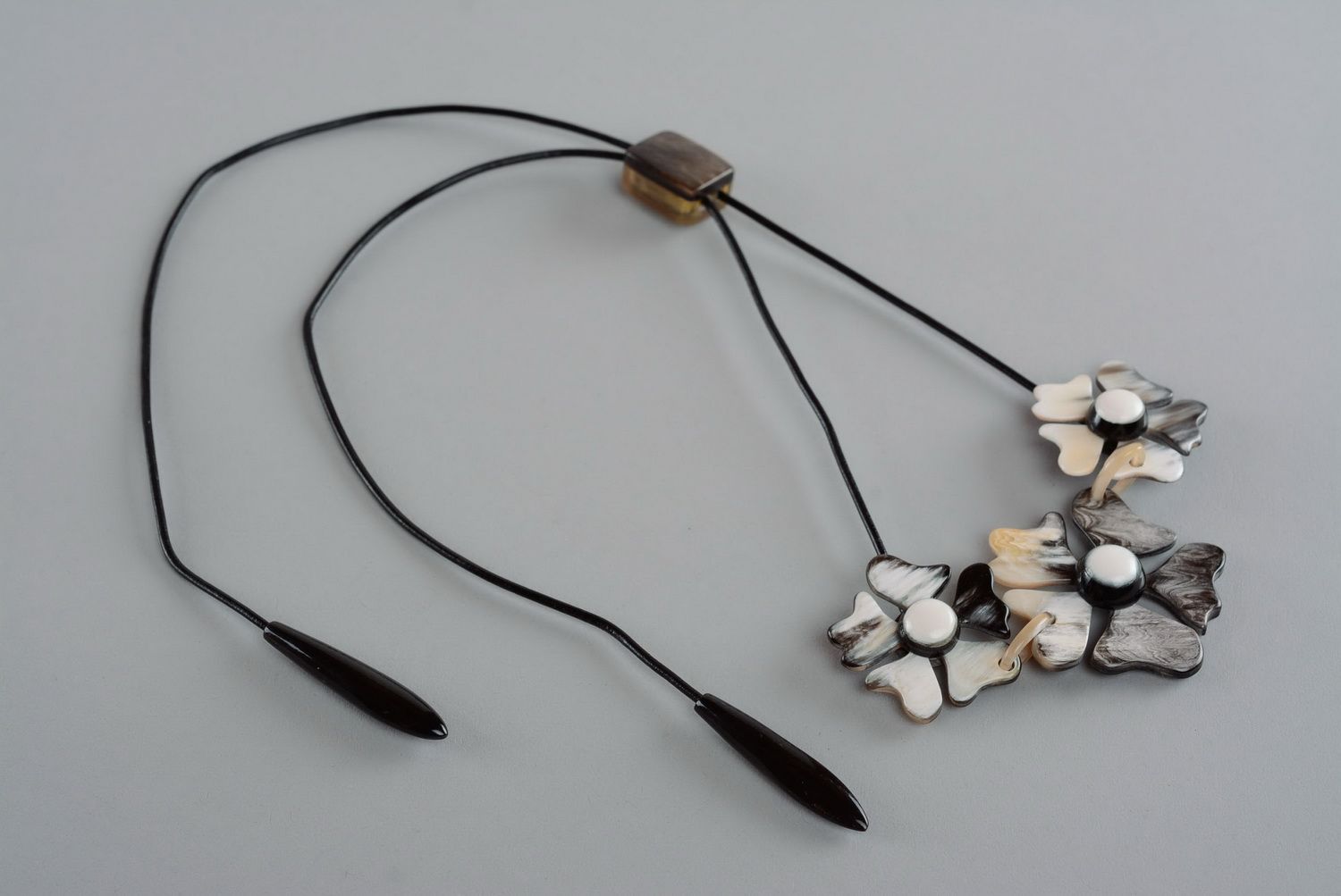 Necklace made of natural cow horn Three Flowers photo 4