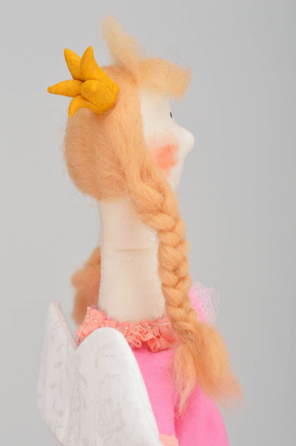 Originelle hübsche rosa handmade Spielzeug Puppe mit Flügeln aus Baumwolle foto 4