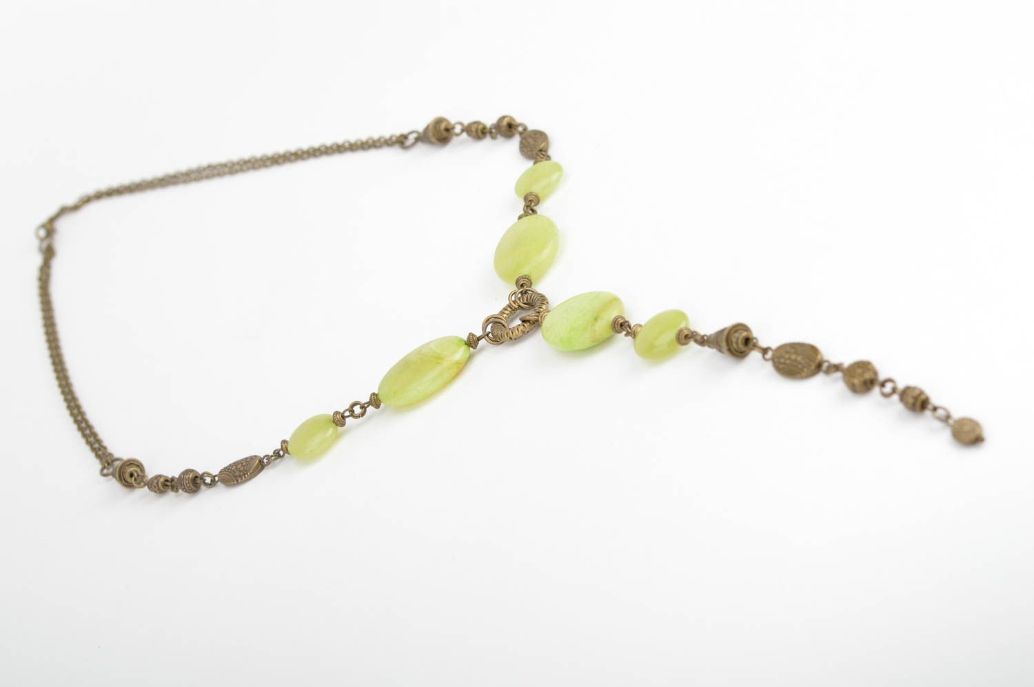 Collier en métal et perles fantaisie vert clair fait main avec long pendentif photo 5