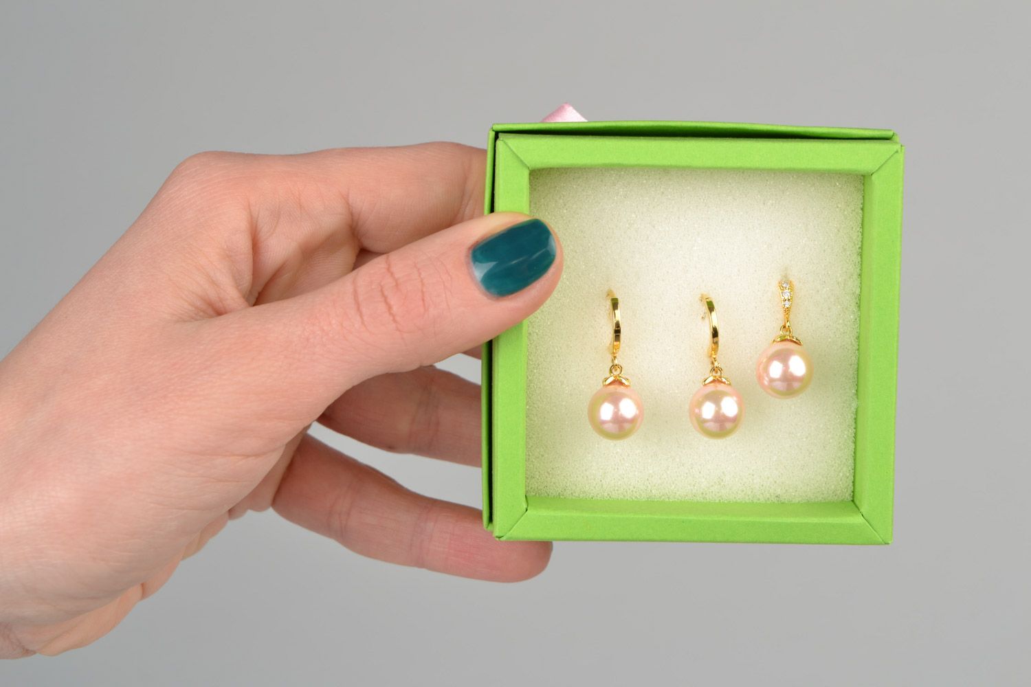 Pendientes y colgante de perlas artificiales hechos a mano foto 1