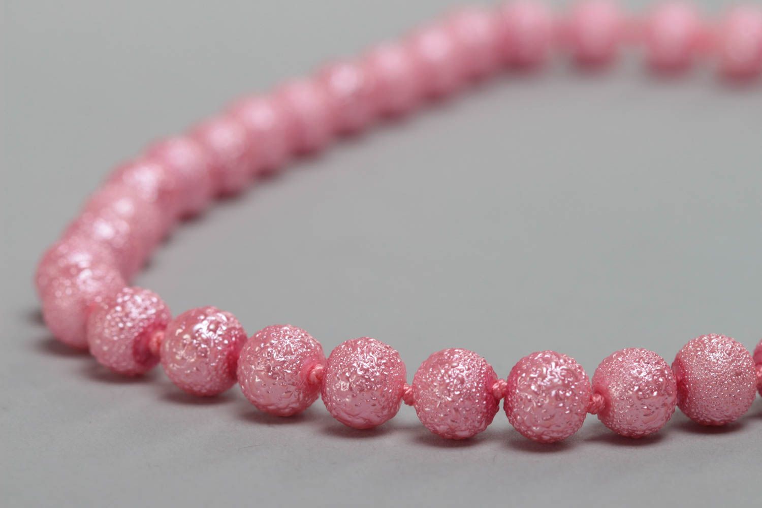 Collier en perles céramiques fait main de couleur rose original pour fillette photo 3