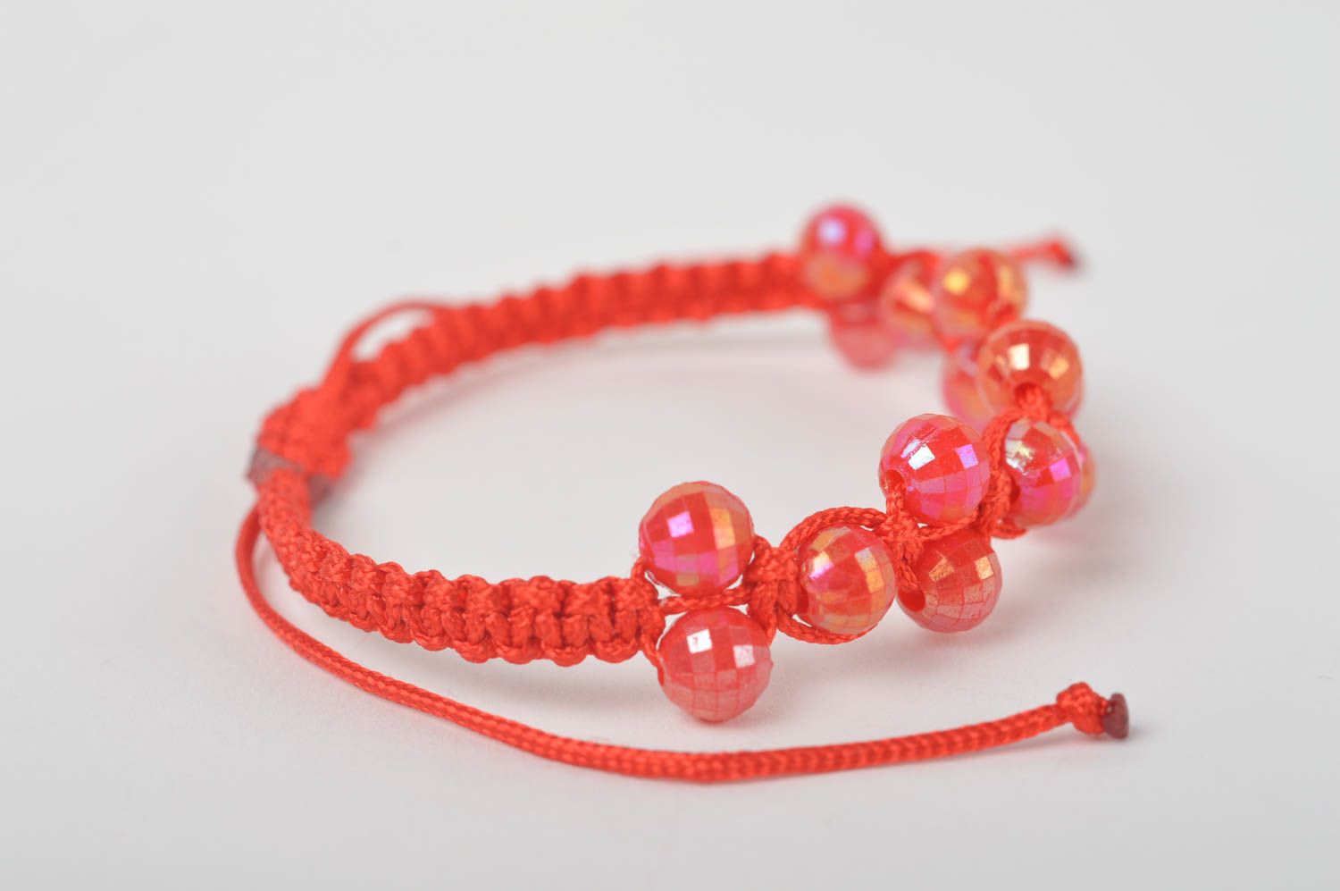 Bracelet rouge Bijou fait main tressé cordons perles plastiques Cadeau enfant photo 3