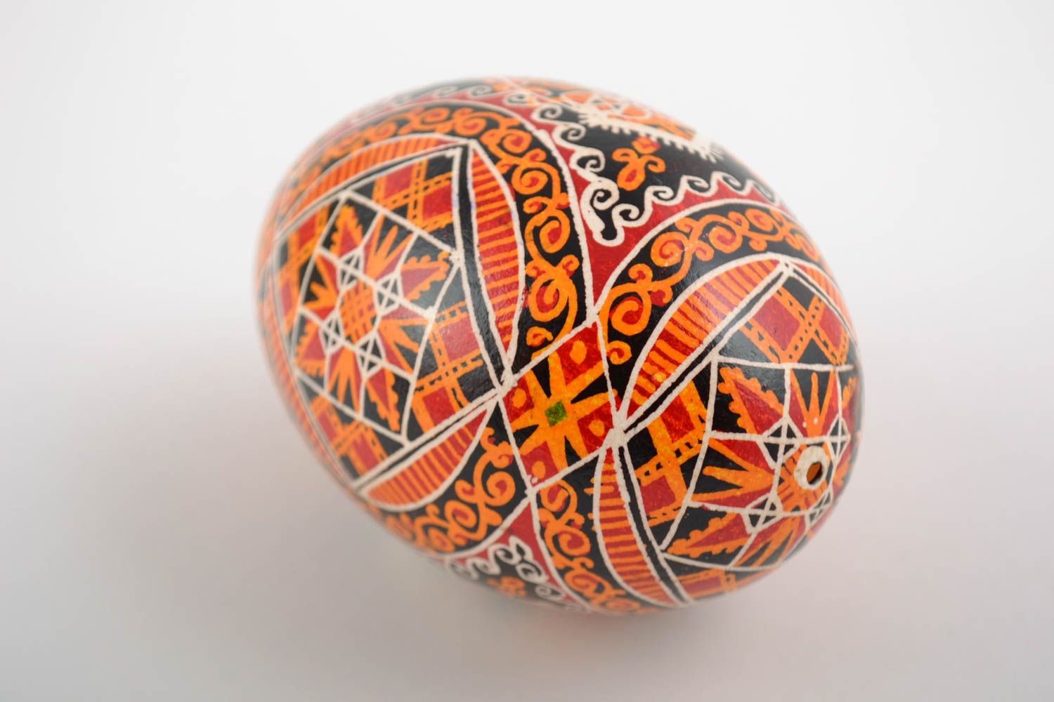 Традиционное пасхальное яйцо расписанное акриловыми красками ручной работы фото 4