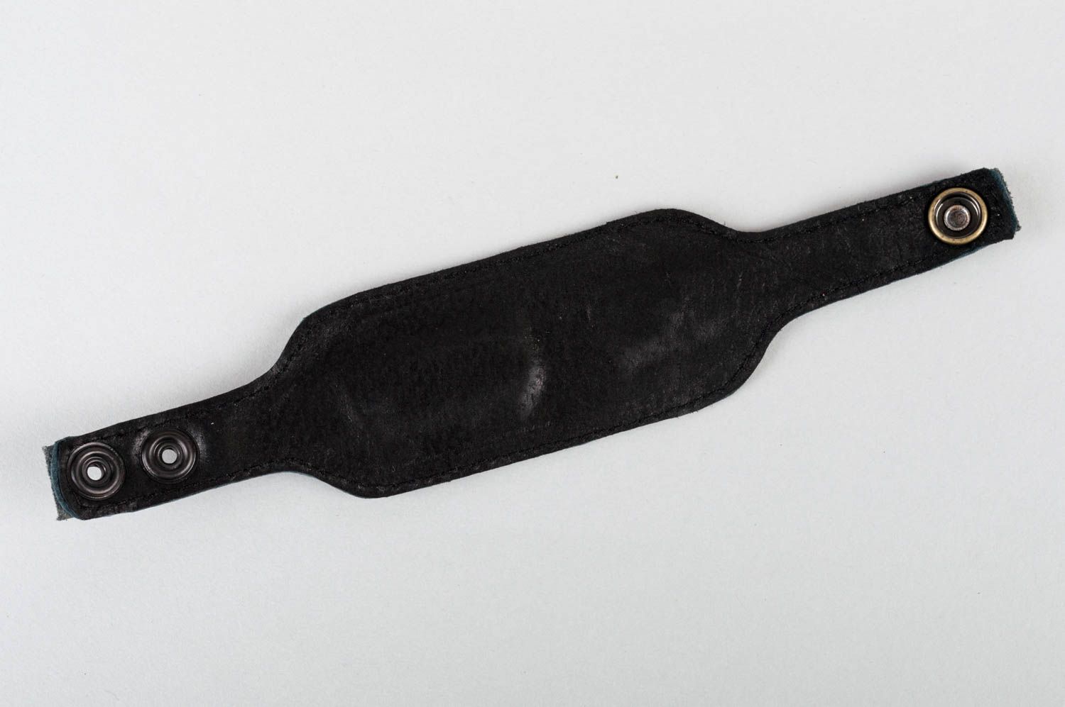 Черный браслет из натуральной кожи с принтом ручной работы на кнопках широкий фото 3
