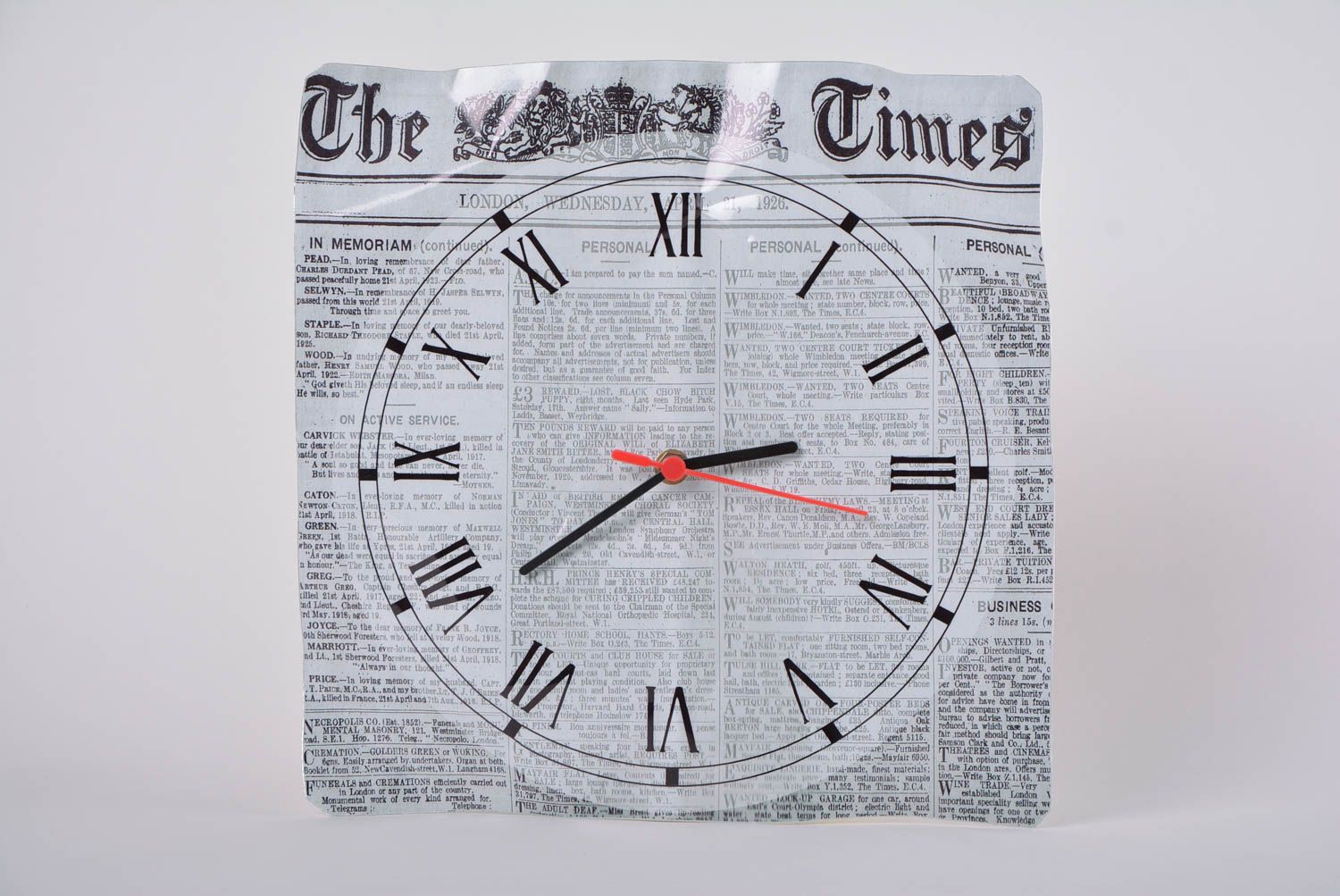 Настенные часы из жатой жести ручной работы с оригинальным принтом Газета фото 1