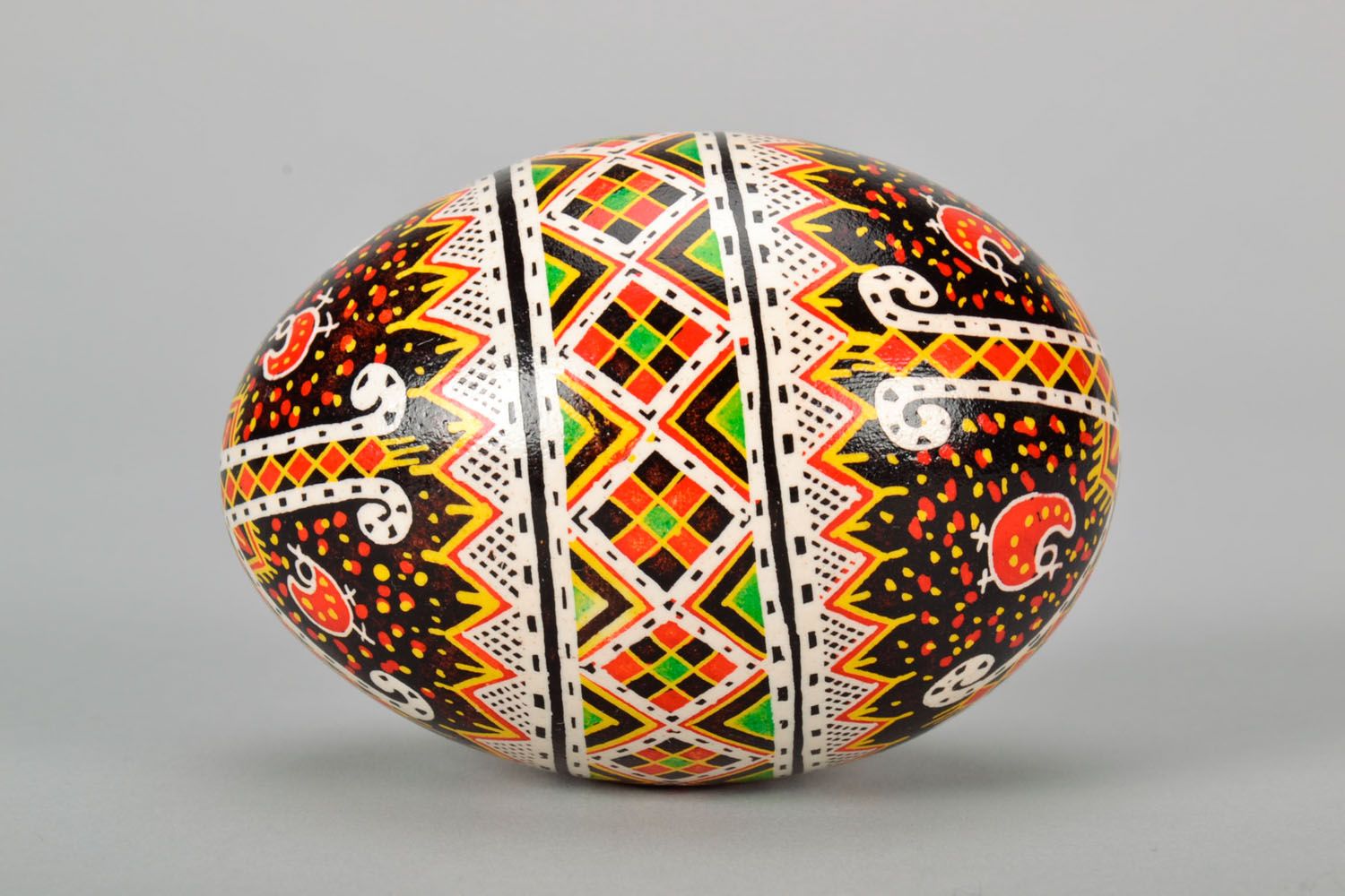 Oeuf de Pâques décoratif fait main original avec bel ornement ethnique photo 3