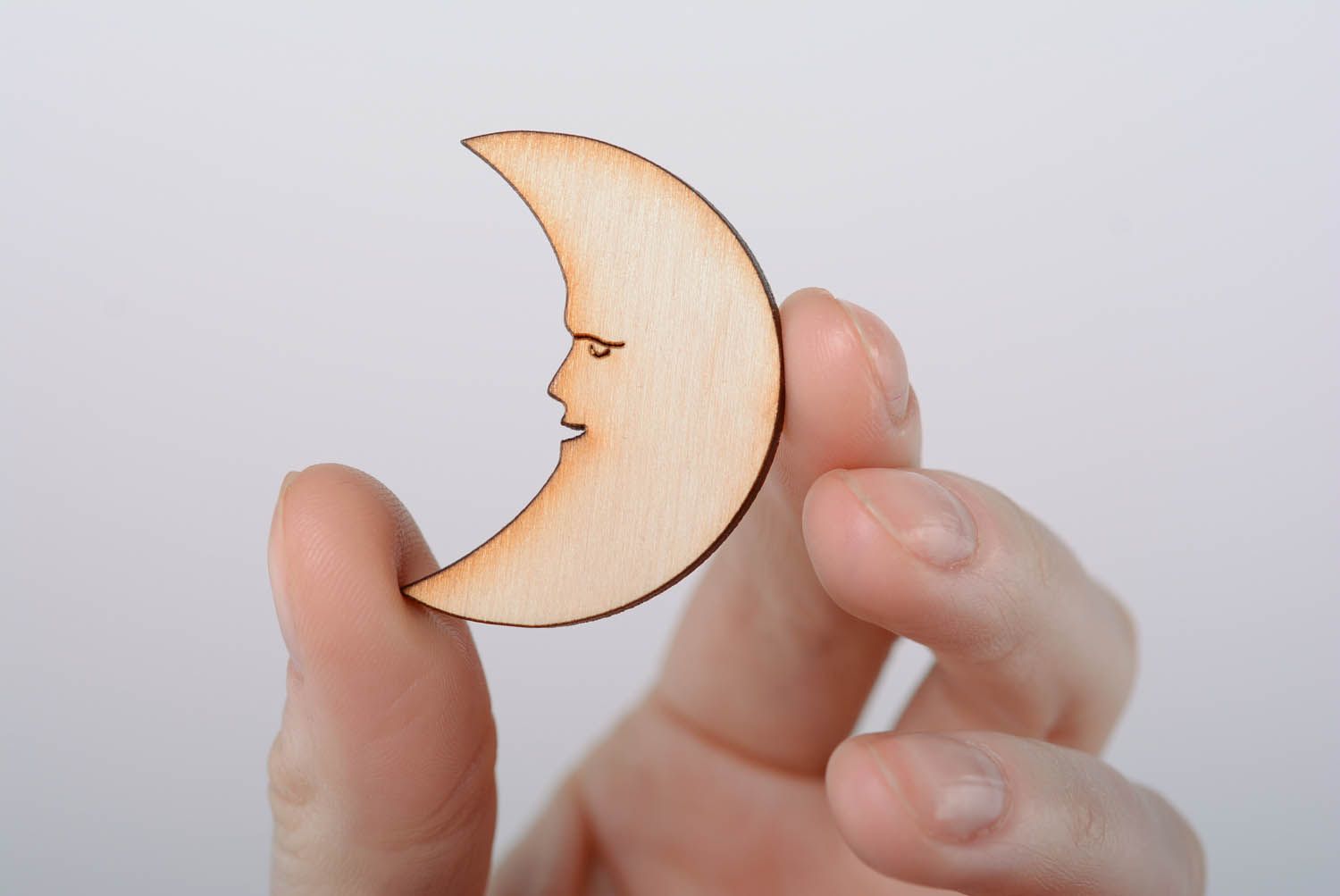Figurine en bois Croissant de lune faite main photo 4