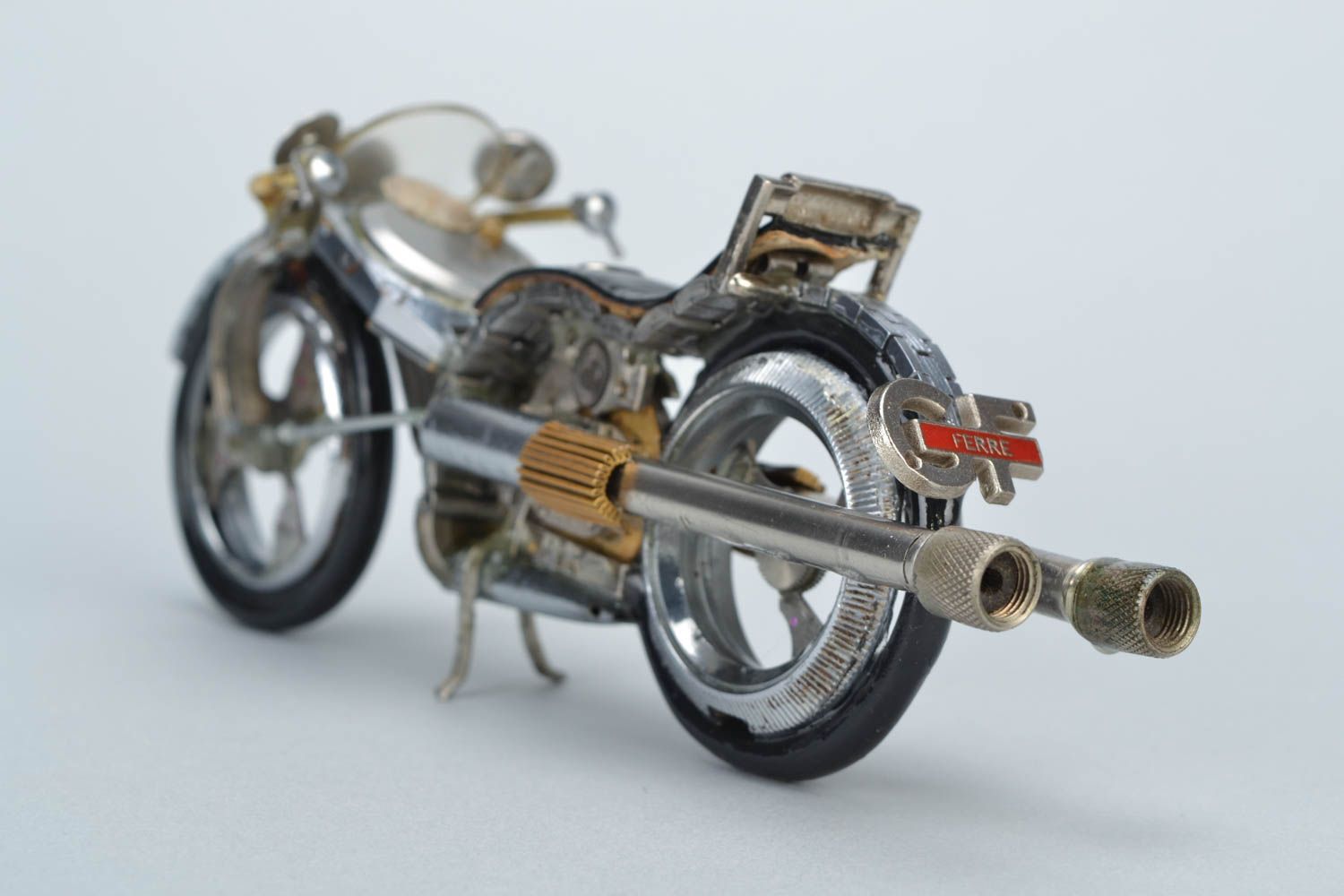 Figura artesanal hecha de piezas del reloj de estilo steampunk Motocicleta foto 4