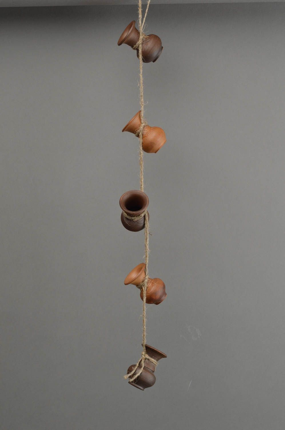 Décoration à suspendre en argile cruches marron sur cordon faite main originale photo 1