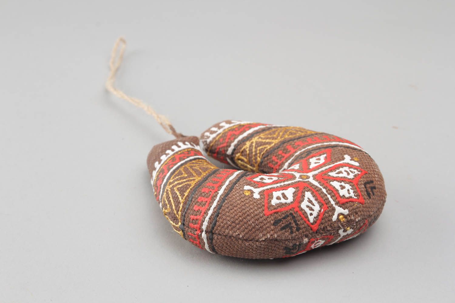 Pingente decorativo artesanal feito de tecido e preenchido com trigo mourisco Ferradura foto 2