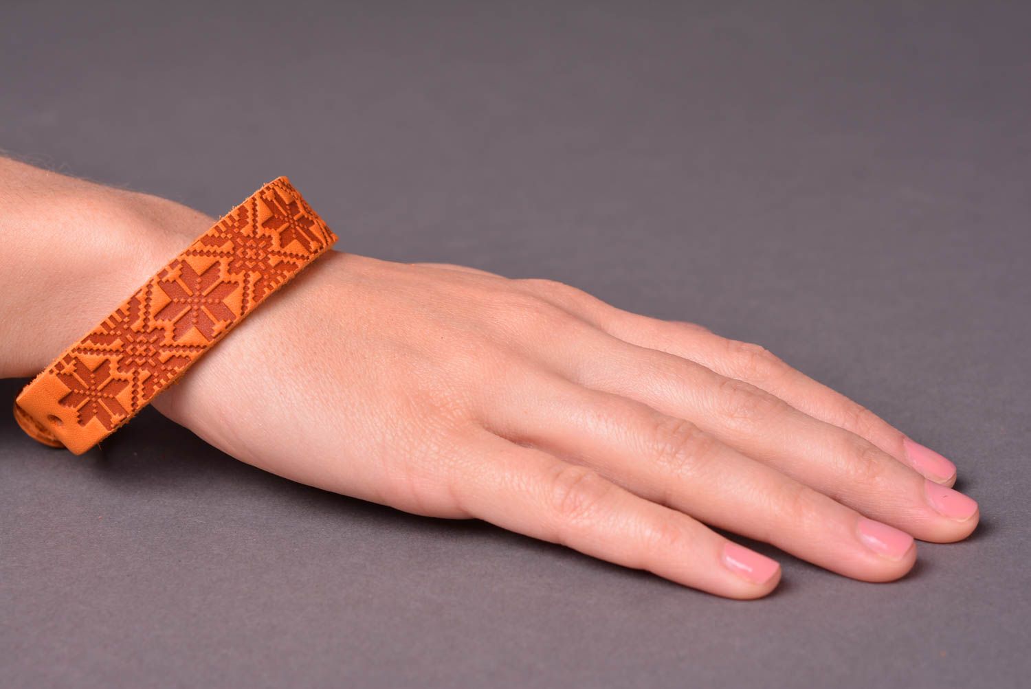 Кожаный браслет ручной работы аксессуар из кожи свтелый браслет на руку фото 2